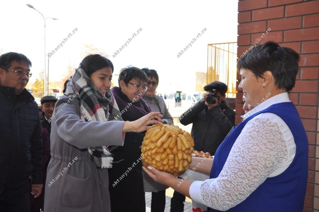 БУ КЫЗЫК: Казахстан кунаклары беренчеләрдән булып Пучы авылындагы "Сандугач"ны күрде (ЭКСКЛЮЗИВ ФОТОЛАР)