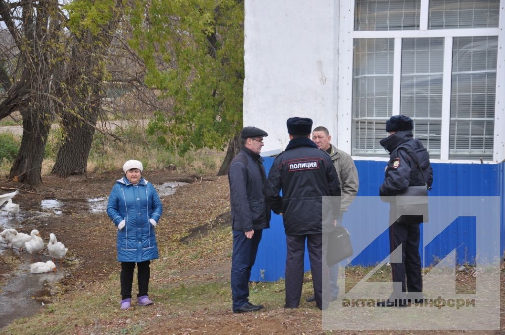 АДАЙДА ХӘЛЛӘР АЙ-ЯЙ: Урам уртасындагы кибетне басканнар һәм качканнар (ФОТОЛАРДА - ОПЕРАТИВ ТИКШЕРҮ МИЗГЕЛЛӘРЕ)