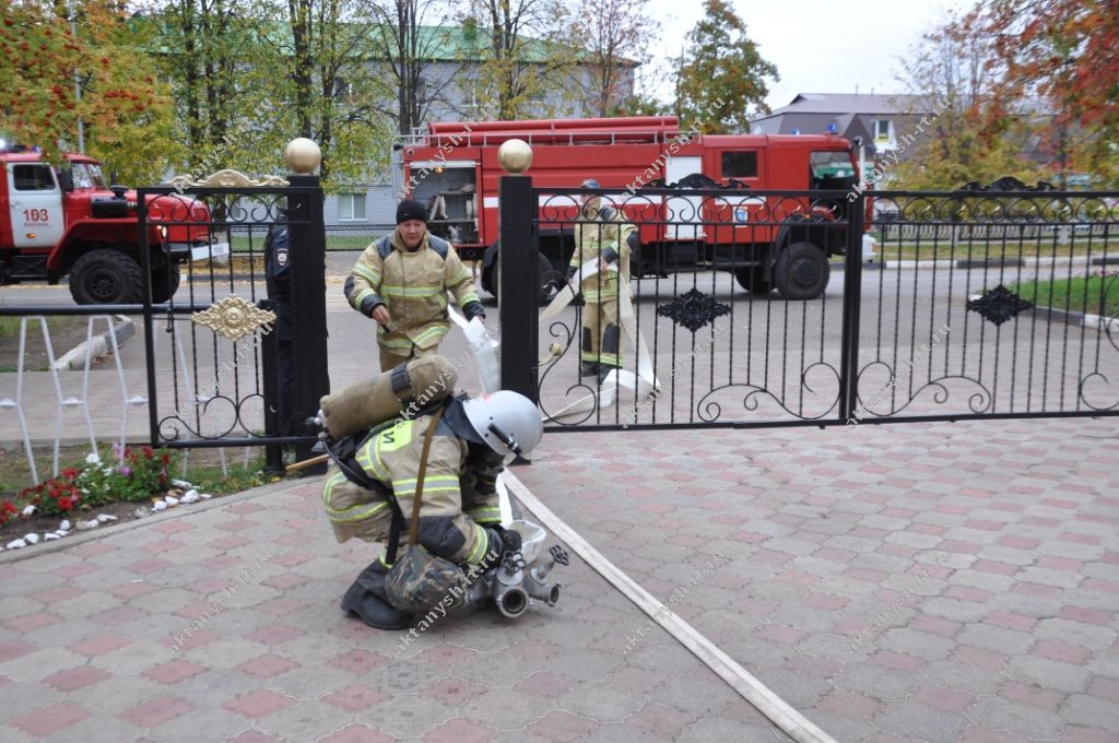 НӘРСӘ БУ?:  Актаныш мәктәбендә гадәттән тыш хәл - зыян күрүчеләр дә бар! (+БЕЗНЕҢ ФОТОРЕПОРТАЖ)