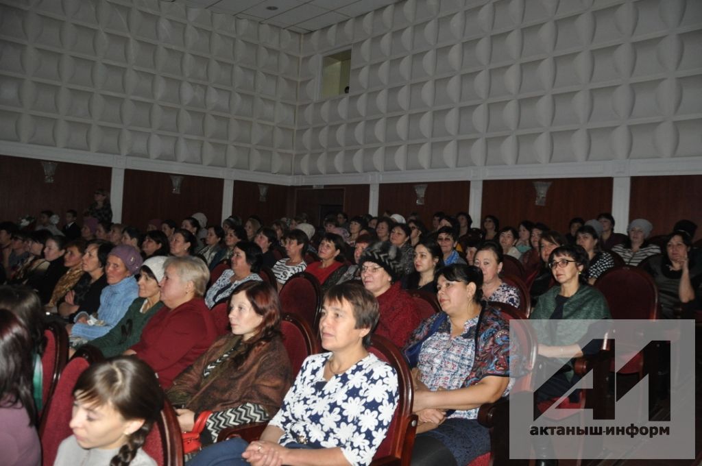 БӘЙРӘМ МИЗГЕЛЛӘРЕ: Актаныш районында кадерле әниләрне хөрмәтләделәр (+БЕЗНЕҢ ҖИТЕЗ ФОТОРЕПОРТАЖ)