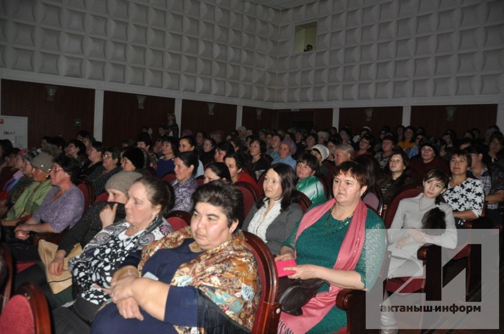 БӘЙРӘМ МИЗГЕЛЛӘРЕ: Актаныш районында кадерле әниләрне хөрмәтләделәр (+БЕЗНЕҢ ҖИТЕЗ ФОТОРЕПОРТАЖ)