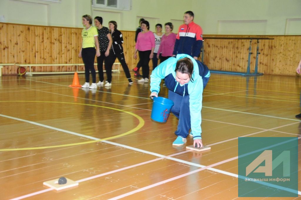 ҮРНӘК АЛЫР УРЫН БАР: Такталачык мәктәбе коллективы әниләр белән очрашты (+ФОТОМИЗГЕЛЛӘР)