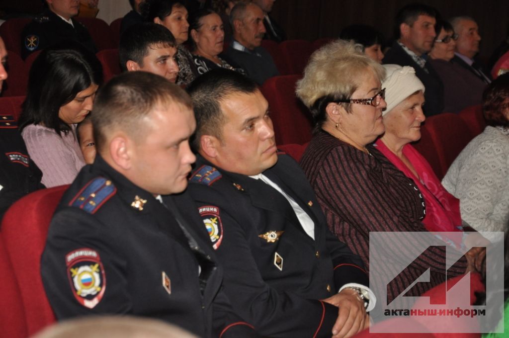 КӨН ВАКЫЙГАСЫ: Актанышның полиция хезмәткәрләре һөнәри бәйрәмнәрен билгеләп үтте (БЕЗНЕҢ ҖИТЕЗ ФОТОРЕПОРТАЖ)