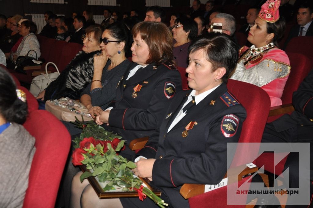 КӨН ВАКЫЙГАСЫ: Актанышның полиция хезмәткәрләре һөнәри бәйрәмнәрен билгеләп үтте (БЕЗНЕҢ ҖИТЕЗ ФОТОРЕПОРТАЖ)