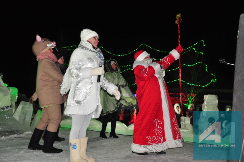 МОНЫ КҮРЕРГӘ КИРӘК ИДЕ: Актанышта үзәк чыршының утлары кабынды - районда Яңа ел бәйрәме старт алды (+БЕЗНЕҢ ҖИТЕЗ ФОТОРЕПОРТАЖ)