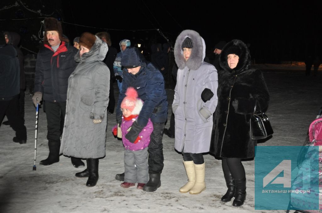 МОНЫ КҮРЕРГӘ КИРӘК ИДЕ: Актанышта үзәк чыршының утлары кабынды - районда Яңа ел бәйрәме старт алды (+БЕЗНЕҢ ҖИТЕЗ ФОТОРЕПОРТАЖ)