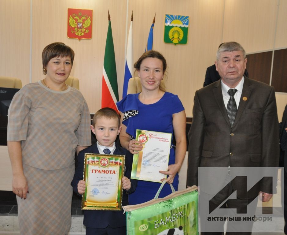 БЕЗ РИШВӘТЧЕЛЕККӘ КАРШЫ: Актаныш районында республикакүләм бәйгенең муниципаль этабы җиңүчеләре хөрмәтләнде (+ФОТОМИЗГЕЛЛӘР)