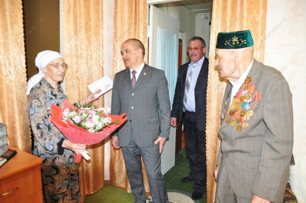 Энгель  Нәвап улы 90 яшьлек Дәлия Ханнановага  чәчәк бәйләме бүләк итте