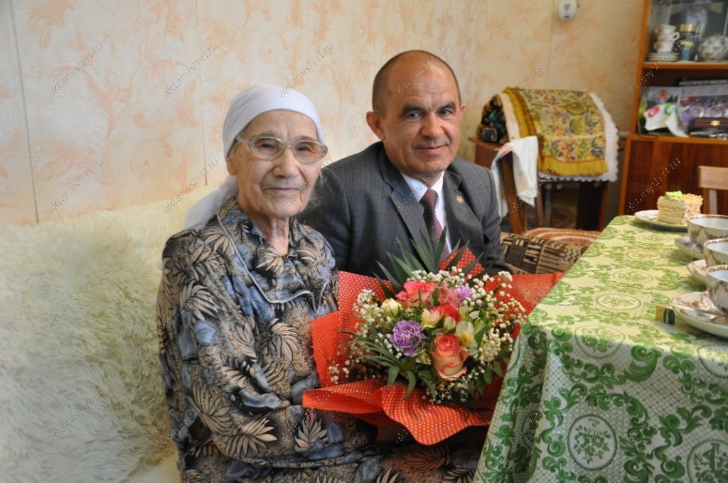 Энгель  Нәвап улы 90 яшьлек Дәлия Ханнановага  чәчәк бәйләме бүләк итте