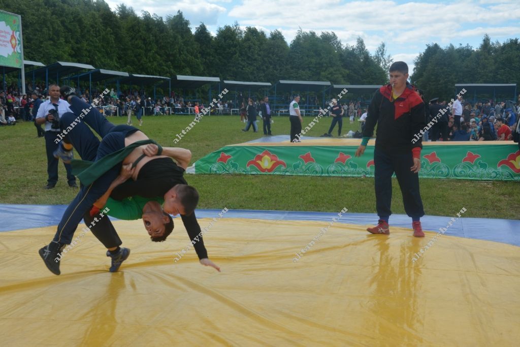 Сабантуйда бил алыша егетләрнең уңганы (БЕЗНЕҢ ФОТОРЕПОРТАЖ)