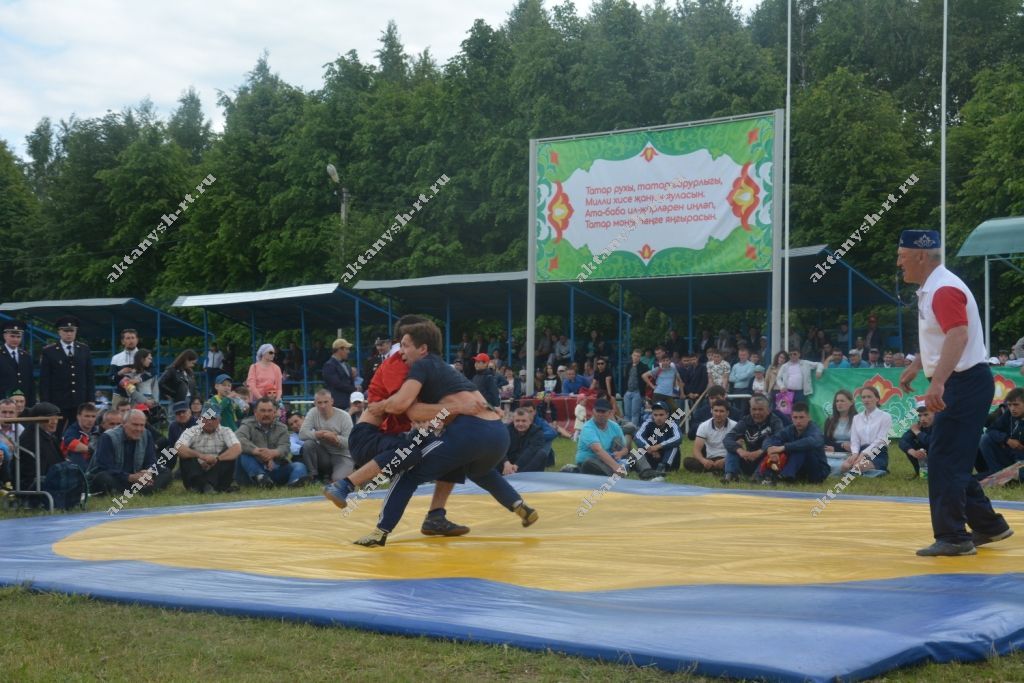 Сабантуйда бил алыша егетләрнең уңганы (БЕЗНЕҢ ФОТОРЕПОРТАЖ)