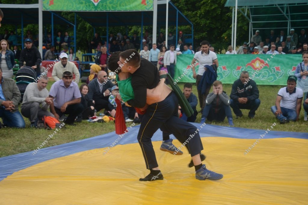 Сабантуйда бил алыша егетләрнең уңганы (БЕЗНЕҢ ФОТОРЕПОРТАЖ)