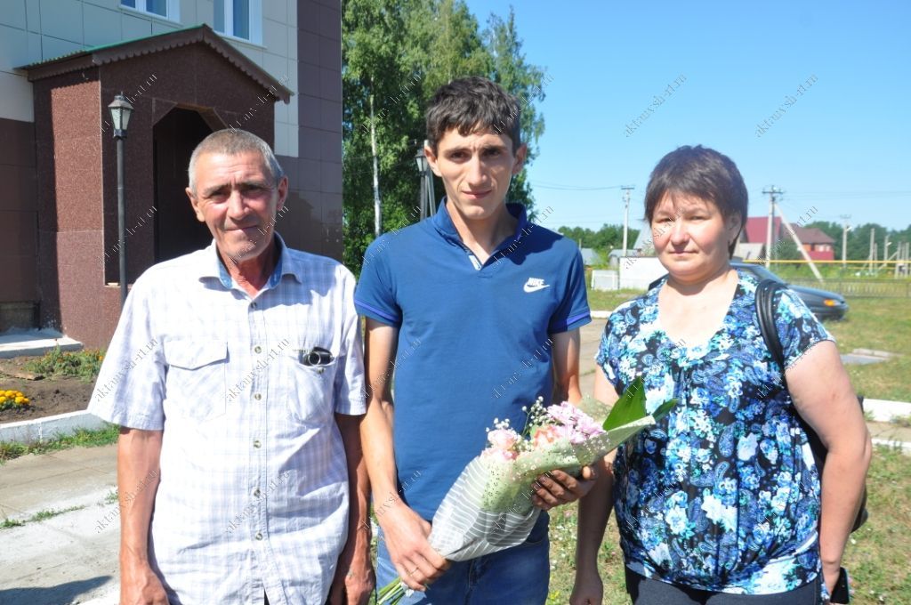 АРТАБЫЗ, ҖӘМӘГАТЬ, АРТАБЫЗ!: “Нур” хуҗалыгының КамАЗ йөртүчесе кызу урак өстендә беренче тапкыр әти булды (+ ФОТОЛАР)