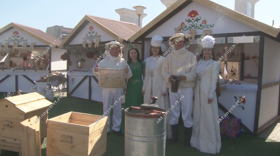 МИЛЛИ БӘЙРӘМ: Казахстан  белән Актаныш арасын Сабантуй якынайтты (+БЕЗНЕҢ ФОТОРЕПОРТАЖ)