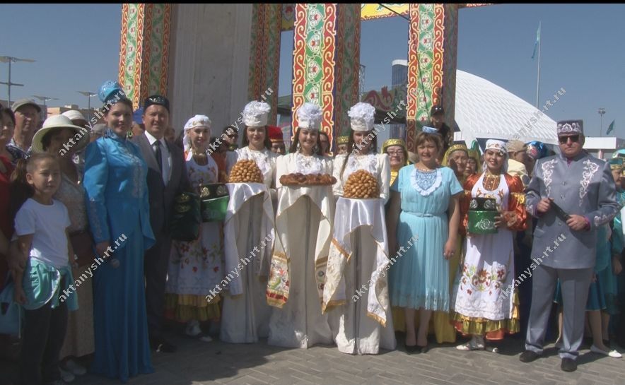 МИЛЛИ БӘЙРӘМ: Казахстан  белән Актаныш арасын Сабантуй якынайтты (+БЕЗНЕҢ ФОТОРЕПОРТАЖ)