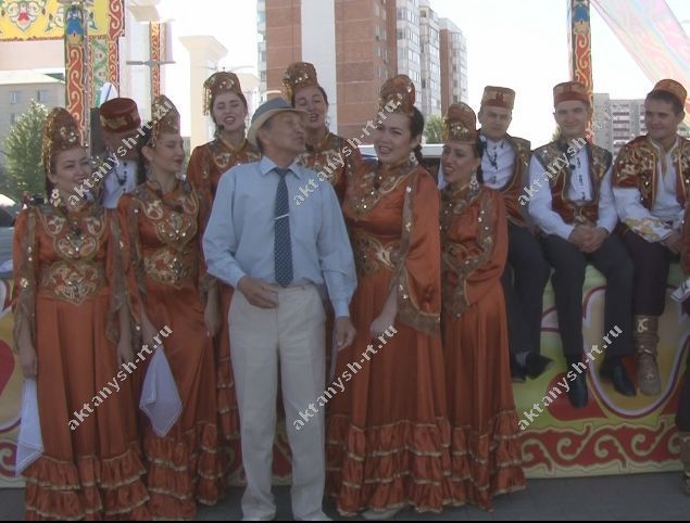 МИЛЛИ БӘЙРӘМ: Казахстан  белән Актаныш арасын Сабантуй якынайтты (+БЕЗНЕҢ ФОТОРЕПОРТАЖ)