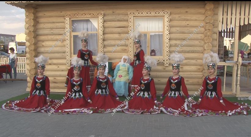 МИЛЛИ БӘЙРӘМ: Казахстан  белән Актаныш арасын Сабантуй якынайтты (+БЕЗНЕҢ ФОТОРЕПОРТАЖ)