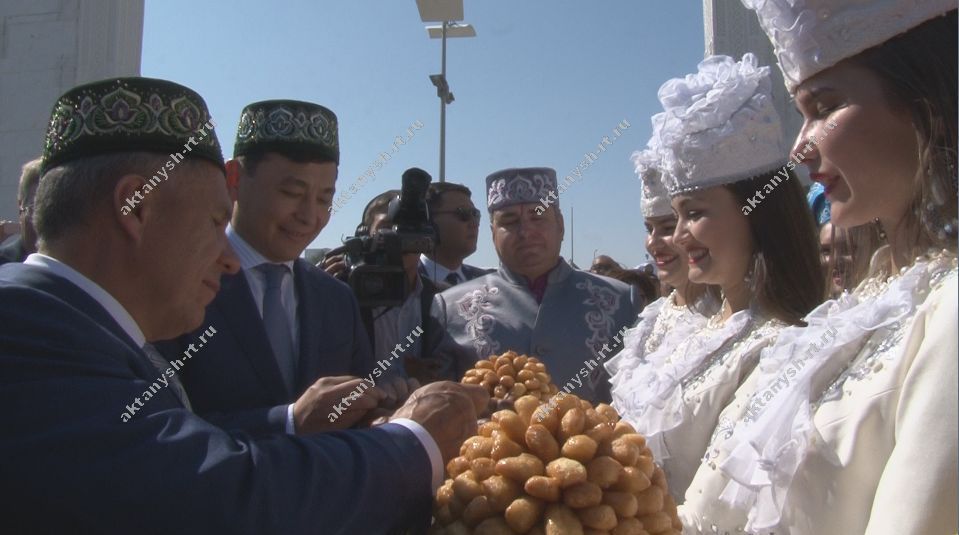 МИЛЛИ БӘЙРӘМ: Казахстан  белән Актаныш арасын Сабантуй якынайтты (+БЕЗНЕҢ ФОТОРЕПОРТАЖ)