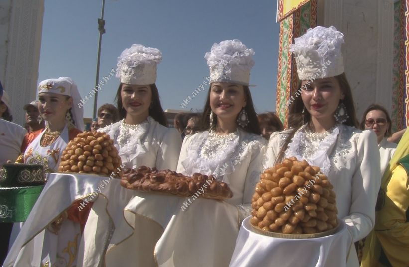 МИЛЛИ БӘЙРӘМ: Казахстан  белән Актаныш арасын Сабантуй якынайтты (+БЕЗНЕҢ ФОТОРЕПОРТАЖ)