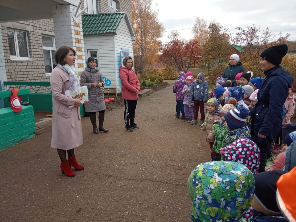 ХӘВЕФСЕЗ ХӘРӘКӘТ: Балалар бакчасы нәниләре өчен велосипед ярышы оештырылды (+ФОТОЛАР)