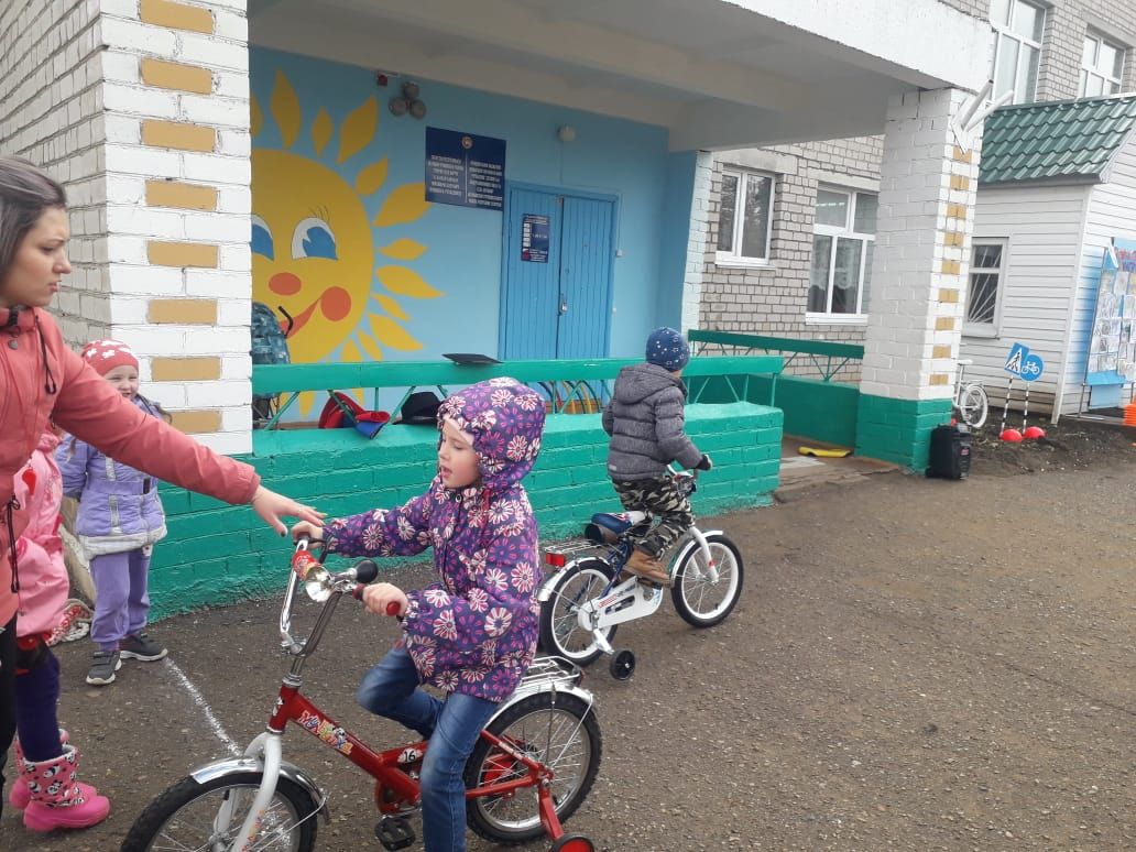 ХӘВЕФСЕЗ ХӘРӘКӘТ: Балалар бакчасы нәниләре өчен велосипед ярышы оештырылды (+ФОТОЛАР)