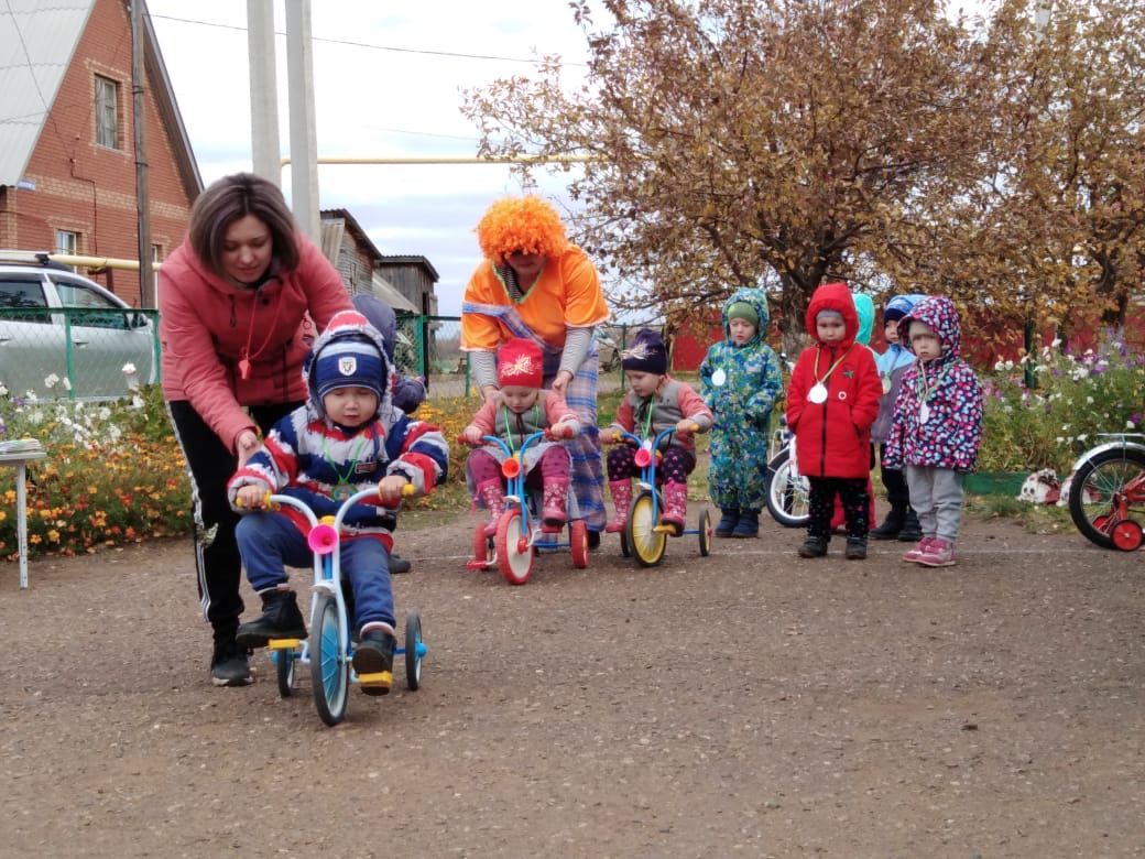 ХӘВЕФСЕЗ ХӘРӘКӘТ: Балалар бакчасы нәниләре өчен велосипед ярышы оештырылды (+ФОТОЛАР)