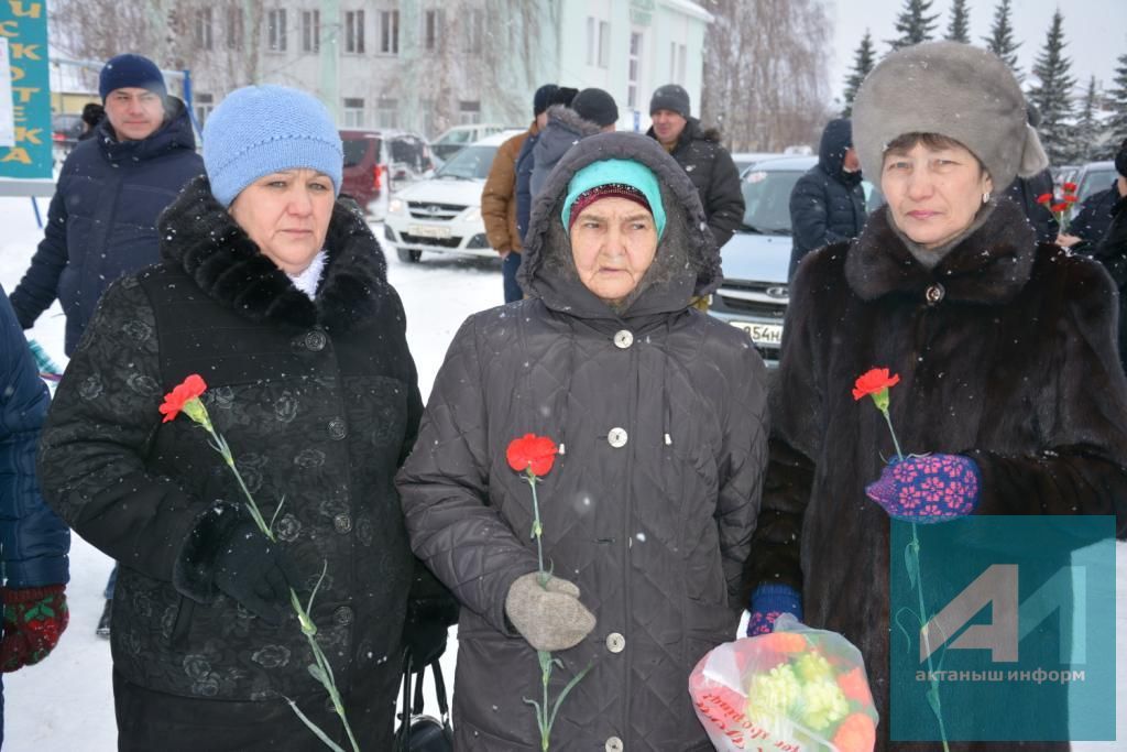 30 ЕЛЛЫК ХӘТЕР: Актаныш районы Әфган җирендә батырларча һәлак булган егетләрне искә алды (+ БЕЗНЕҢ ФОТОМИЗГЕЛЛӘР)