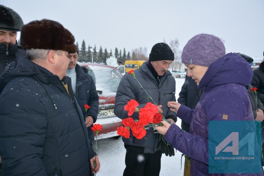 30 ЕЛЛЫК ХӘТЕР: Актаныш районы Әфган җирендә батырларча һәлак булган егетләрне искә алды (+ БЕЗНЕҢ ФОТОМИЗГЕЛЛӘР)