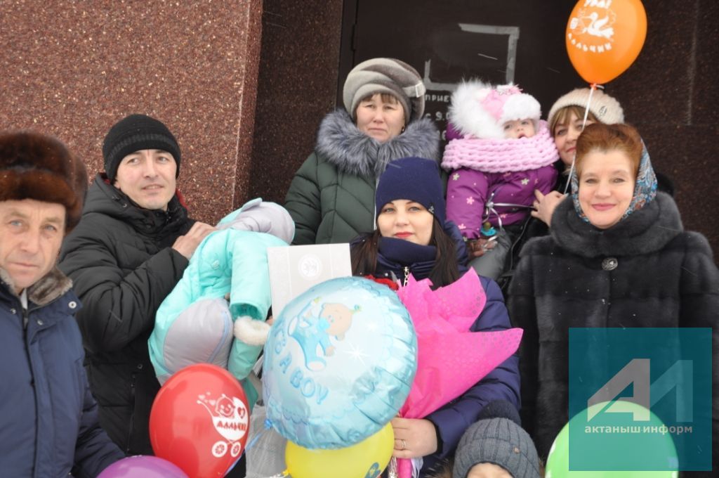 ГАЛИЕВЛАР ГАИЛӘСЕНДӘ ЗУР СӨЕНЕЧ: Актанышта 30нчы нарасый теркәлде (БЕЗНЕҢ ФОТОМИЗГЕЛЛӘР)