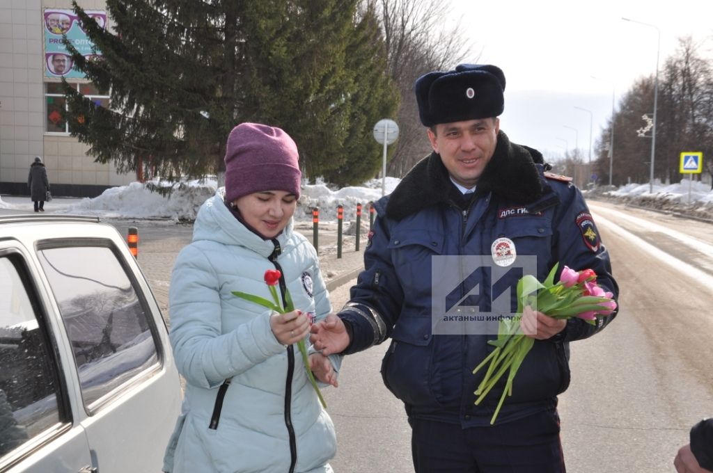 ЮХИДИ ХЕЗМӘТКӘРЛӘРЕ ҮРНӘК КҮРСӘТТЕ: Актаныш районында тимер атларны иярләүче гүзәл затларга ЮХИДИ хезмәткәрләре эксклюзив бүләк ясады (+ФОТОДӘЛИЛЛӘР)