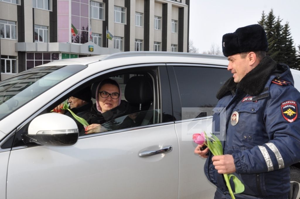 ЮХИДИ ХЕЗМӘТКӘРЛӘРЕ ҮРНӘК КҮРСӘТТЕ: Актаныш районында тимер атларны иярләүче гүзәл затларга ЮХИДИ хезмәткәрләре эксклюзив бүләк ясады (+ФОТОДӘЛИЛЛӘР)