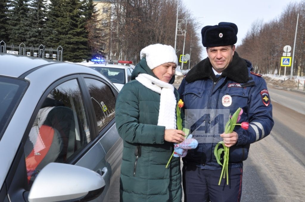 ЮХИДИ ХЕЗМӘТКӘРЛӘРЕ ҮРНӘК КҮРСӘТТЕ: Актаныш районында тимер атларны иярләүче гүзәл затларга ЮХИДИ хезмәткәрләре эксклюзив бүләк ясады (+ФОТОДӘЛИЛЛӘР)