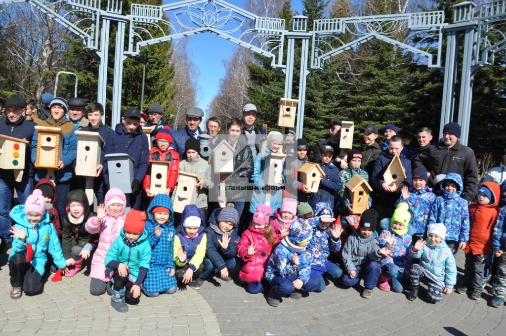 "ЭКО-ЯЗ 2019" КЫСАЛАРЫНДА: Актанышта мәктәп укучылары һәм бакча нәниләре сыерчыкларга 40тан артык оя бүләк итте (+БЕЗНЕҢ ФОТОЛАР)