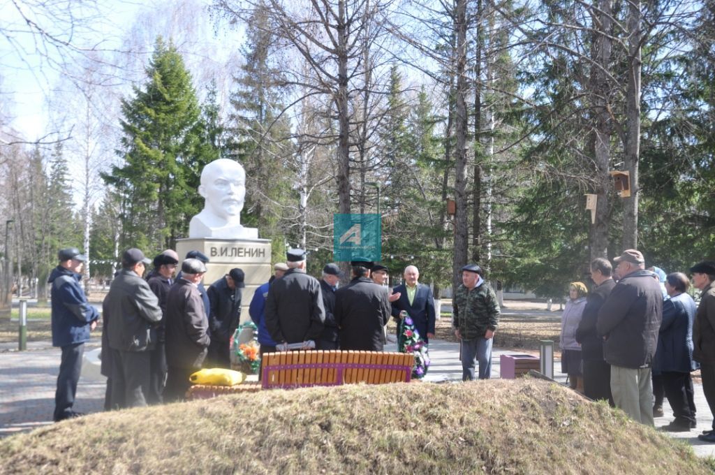 БҮГЕН БӨЕК ЮЛБАШЧЫ ТУГАН КӨН: Ни хәлең бар, Ленин бабай? (ЧАРАДАН ФОТОЛАР ДА БАР)