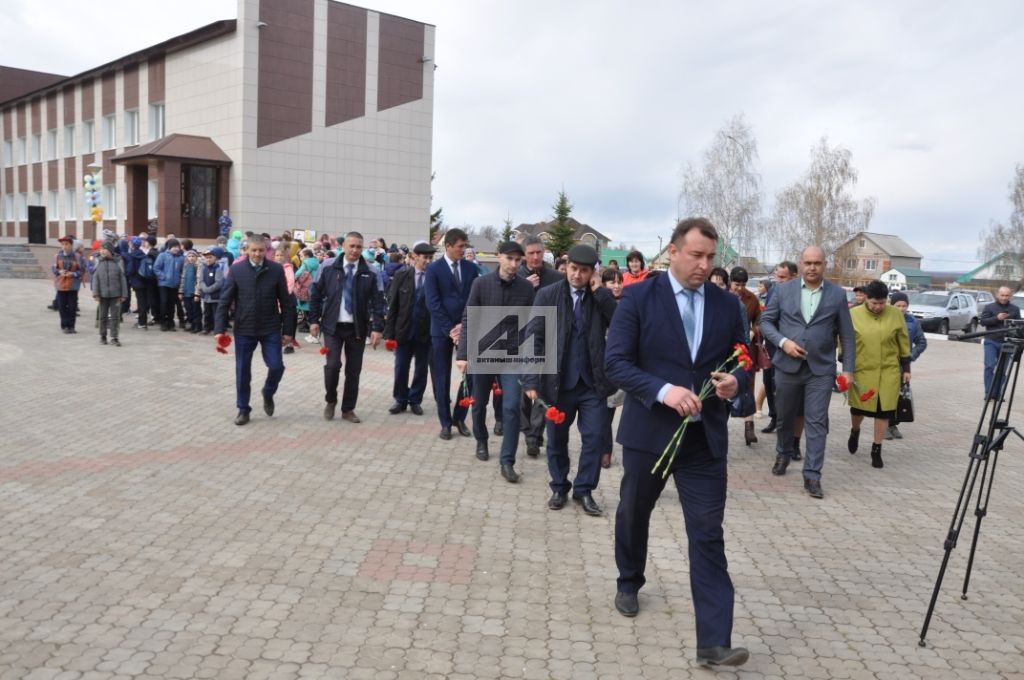 АКТАНЫШТА ТУКАЙНЫ ИСКӘ АЛДЫЛАР: Аның һәйкәленә чәчәкләр салдылар (БЕЗНЕҢ ФОТОРЕПОРТАЖ)