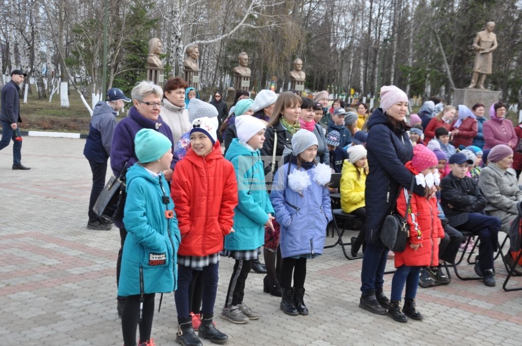 АКТАНЫШТА ТУКАЙНЫ ИСКӘ АЛДЫЛАР: Аның һәйкәленә чәчәкләр салдылар (БЕЗНЕҢ ФОТОРЕПОРТАЖ)