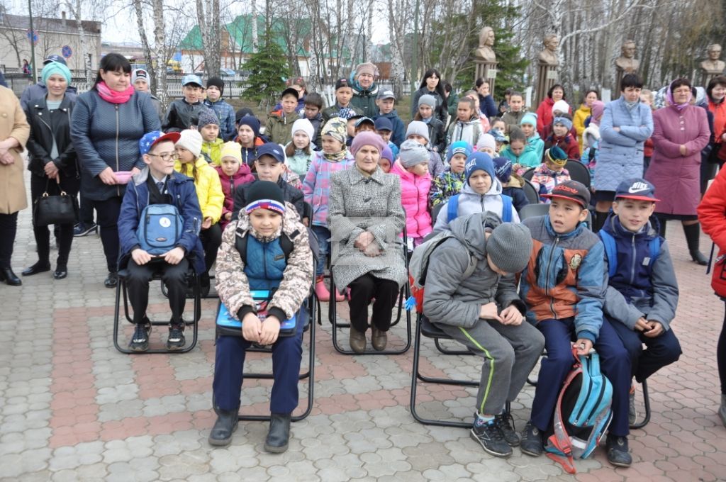 АКТАНЫШТА ТУКАЙНЫ ИСКӘ АЛДЫЛАР: Аның һәйкәленә чәчәкләр салдылар (БЕЗНЕҢ ФОТОРЕПОРТАЖ)