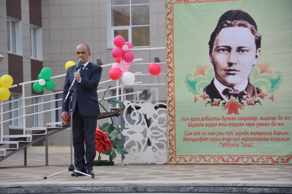 АКТАНЫШТА ТУКАЙНЫ ИСКӘ АЛДЫЛАР: Аның һәйкәленә чәчәкләр салдылар (БЕЗНЕҢ ФОТОРЕПОРТАЖ)