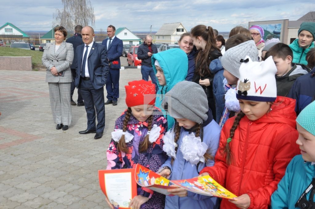 АКТАНЫШТА ТУКАЙНЫ ИСКӘ АЛДЫЛАР: Аның һәйкәленә чәчәкләр салдылар (БЕЗНЕҢ ФОТОРЕПОРТАЖ)