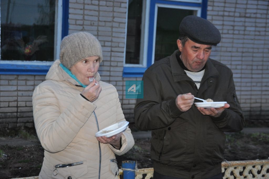 БӘЙРӘМ УҢАЕННАН: Быелның тәүге "карга боткасы" Чалманарат авыл җирлегендә пеште (+БЕЗНЕҢ ФОТОРЕПОРТАЖ ДА БАР)