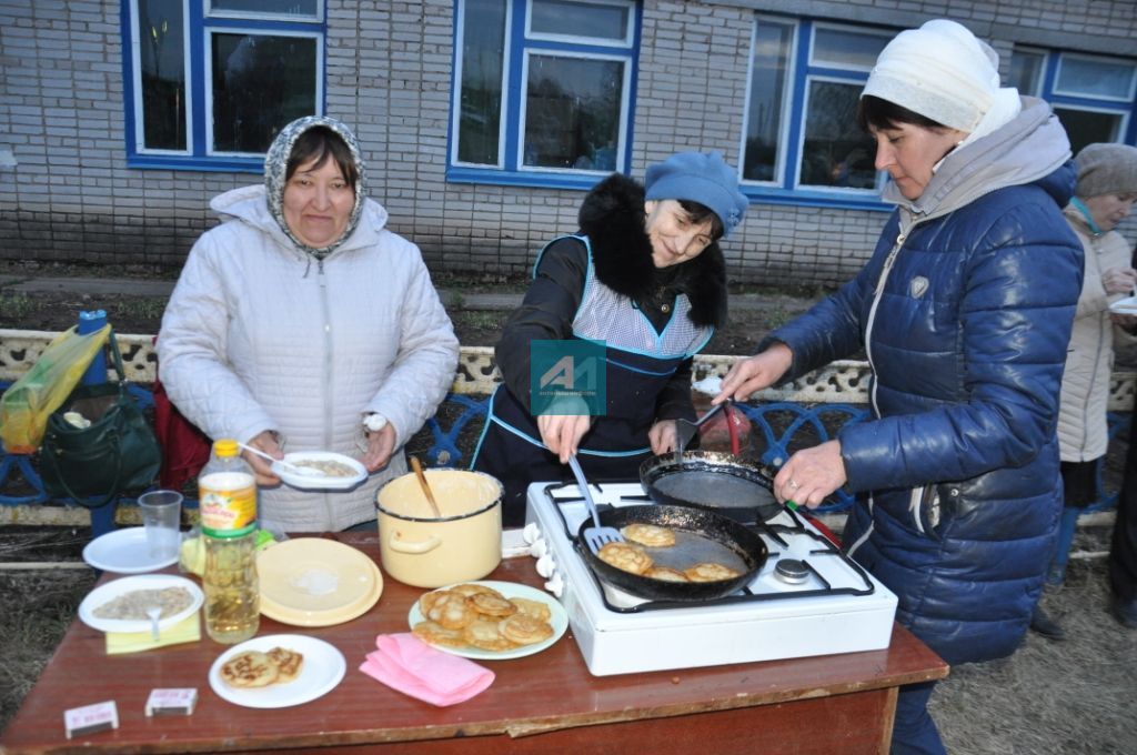 БӘЙРӘМ УҢАЕННАН: Быелның тәүге "карга боткасы" Чалманарат авыл җирлегендә пеште (+БЕЗНЕҢ ФОТОРЕПОРТАЖ ДА БАР)