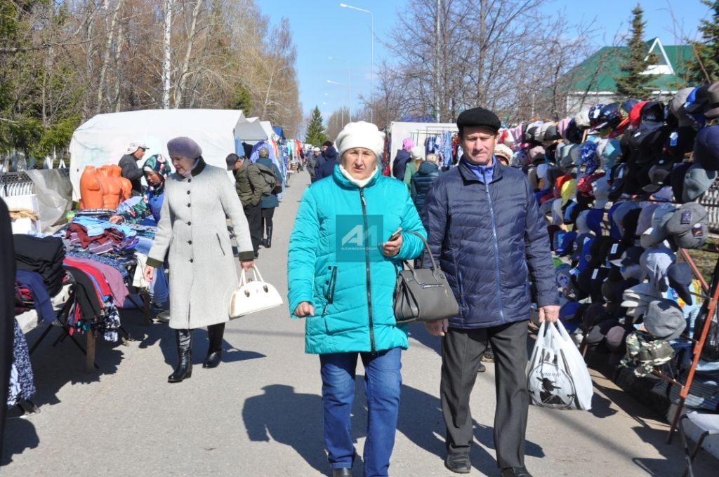 ЯРМИНКӘ САТУ ИТӘ: Актанышта Яз һәм Хезмәт бәйрәме уңаеннан ярминкә гөрли (+ БЕЗНЕҢ ФОТОМИЗГЕЛЛӘР)