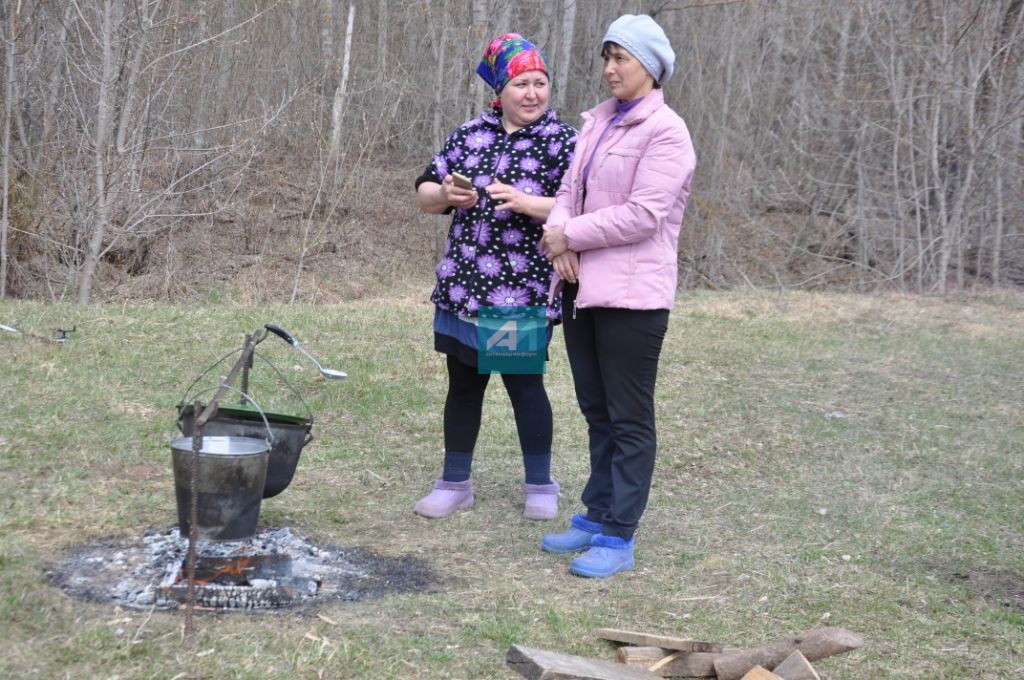 БУЫННАР ЧЫЛБЫРЫН БӘЙЛӘҮЧЕ БӘЙРӘМ: Такталачык халкы карга боткасына җыйналды (+ БЕЗНЕҢ ФОТОМИЗГЕЛЛӘР)