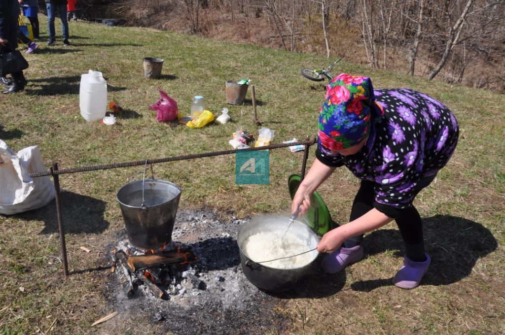 БУЫННАР ЧЫЛБЫРЫН БӘЙЛӘҮЧЕ БӘЙРӘМ: Такталачык халкы карга боткасына җыйналды (+ БЕЗНЕҢ ФОТОМИЗГЕЛЛӘР)