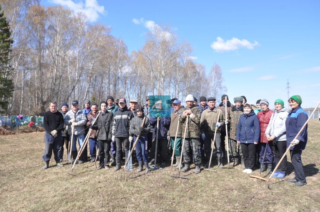 РАЙОНДА ЗИРАТ ӨМӘЛӘРЕ ГӨРЛИ: Мәсәде авыл җирлеге халкы да районкүләм өмәгә кушылды (+ФОТОЛАР)