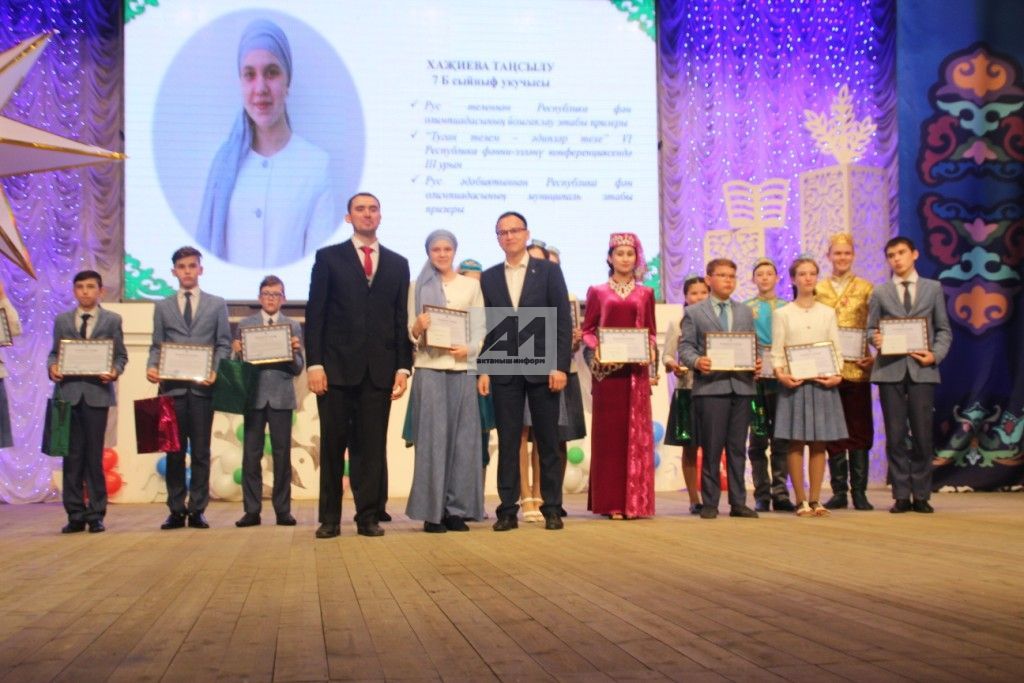 БЕЗНЕҢ ТУЛЫ ФОТОРЕПОРТАЖ: Актанышта сәләтле балалар өчен гуманитар гимназия-интернат үз алдынгыларын атады