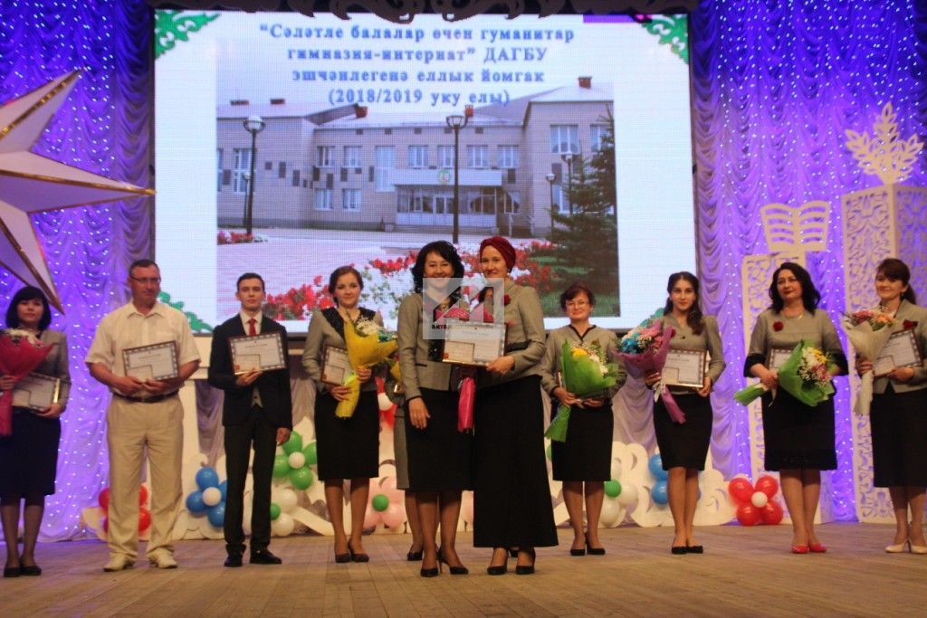 БЕЗНЕҢ ТУЛЫ ФОТОРЕПОРТАЖ: Актанышта сәләтле балалар өчен гуманитар гимназия-интернат үз алдынгыларын атады