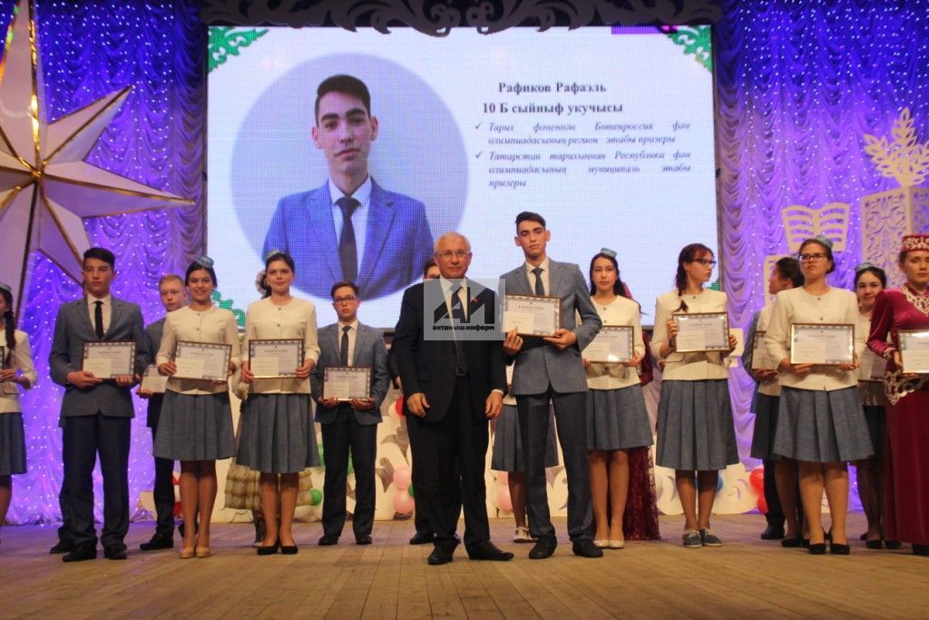 БЕЗНЕҢ ТУЛЫ ФОТОРЕПОРТАЖ: Актанышта сәләтле балалар өчен гуманитар гимназия-интернат үз алдынгыларын атады