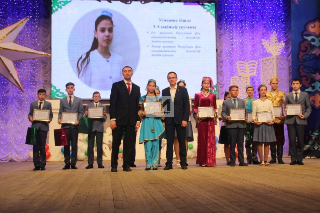 БЕЗНЕҢ ТУЛЫ ФОТОРЕПОРТАЖ: Актанышта сәләтле балалар өчен гуманитар гимназия-интернат үз алдынгыларын атады