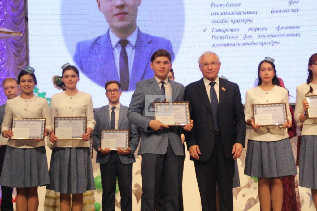 БЕЗНЕҢ ТУЛЫ ФОТОРЕПОРТАЖ: Актанышта сәләтле балалар өчен гуманитар гимназия-интернат үз алдынгыларын атады